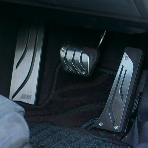 BMW 3シリーズ（F30）にMパフォーマンス風ペダルカバーを装着
